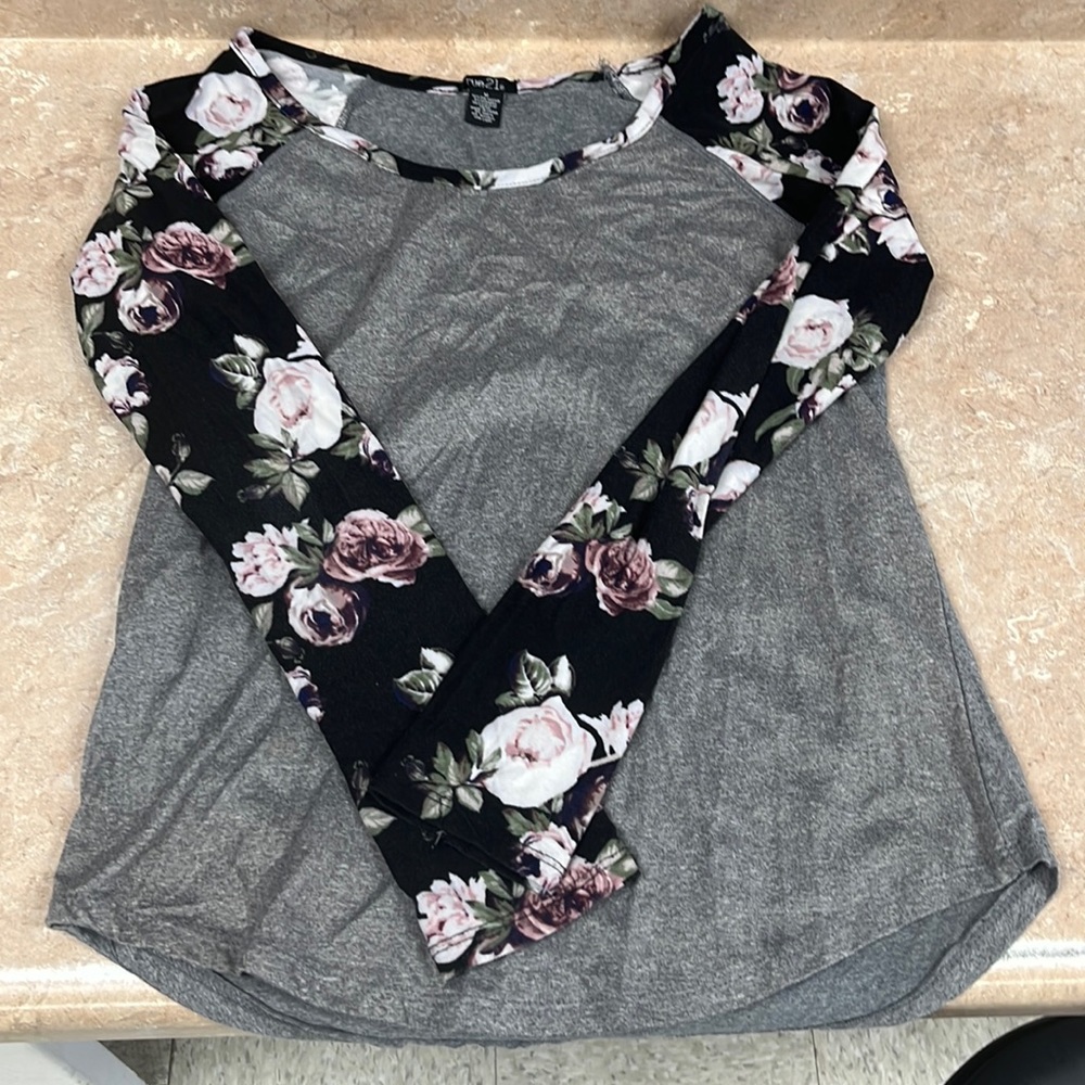 Rue 21 medium grey long sleeve with floral pattern, soft